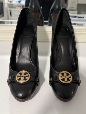 Tory Burch Black Leather Pumps with Gold Logo Medallion